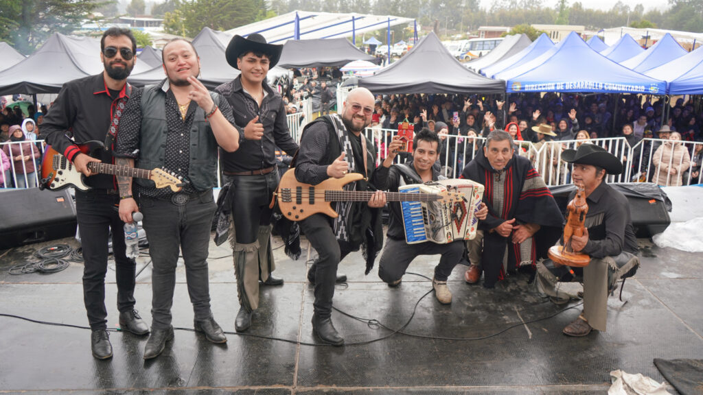 Los Kuatreros del Sur junto al Alcalde Alfonso Muñoz y toda la gente que a pesar de la lluvia concurrio a bailar y cantar al Membrillo 2023